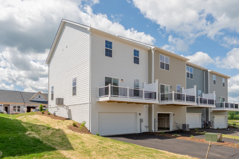 1041 Balsam Ln - Photo 2 of 12