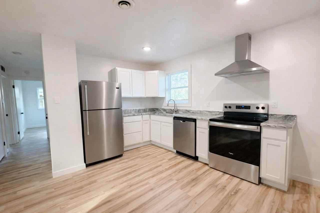 2122 Sun Cir - Photo 3 of 15