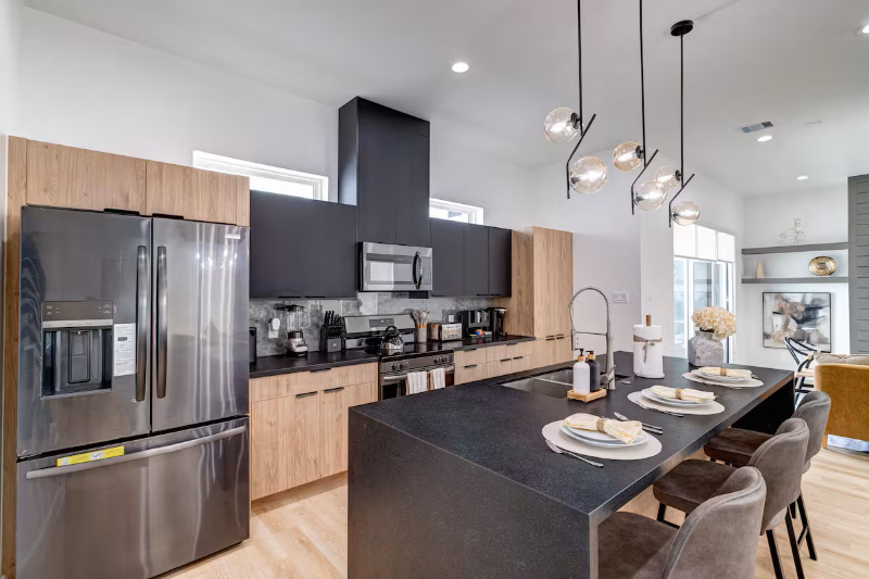 3008 Delano St #B - Photo 7 of 15