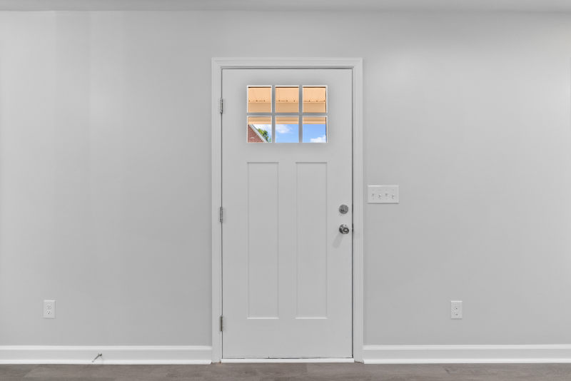 2410 Poplar St - Photo 4 of 40