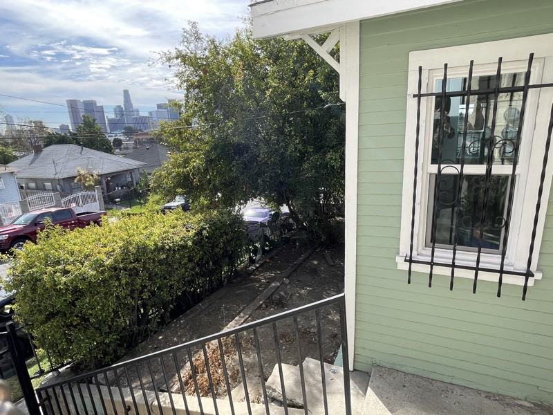 515 N Burlington Ave - Photo 2 of 20