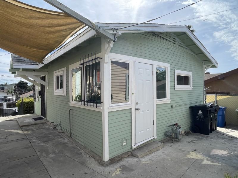 515 N Burlington Ave - Photo 3 of 20