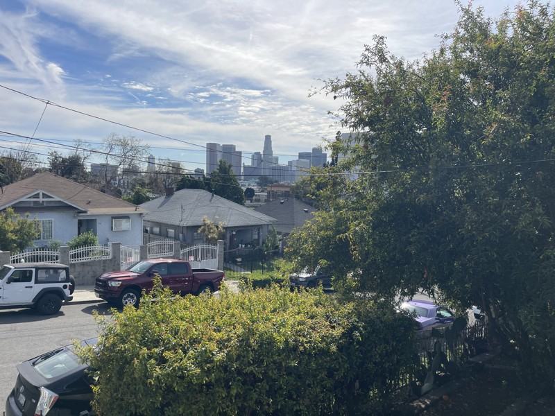 515 N Burlington Ave - Photo 4 of 20