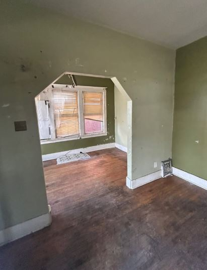 4424 Marcus Ave - Photo 4 of 7