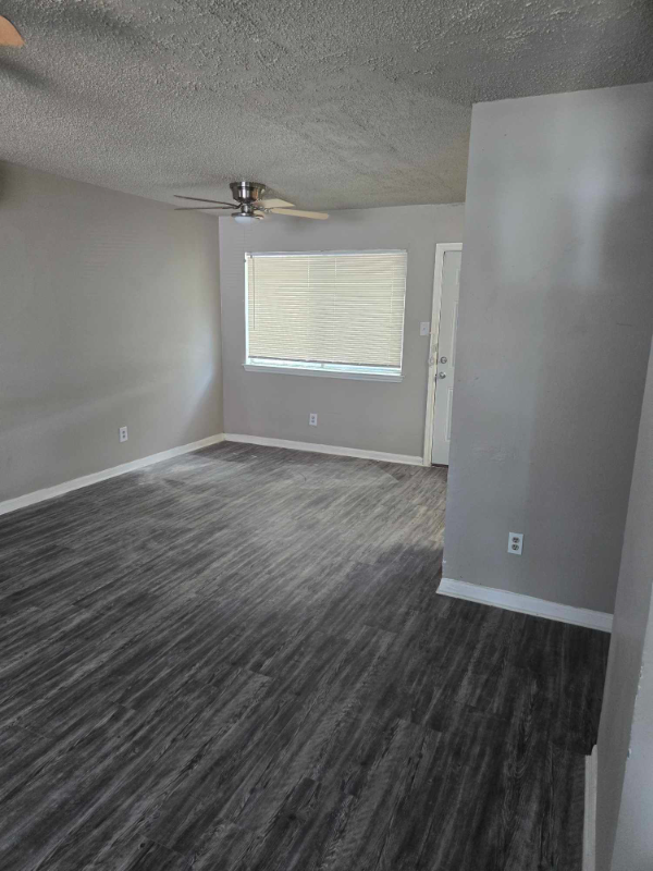 2406 S Laredo St - Photo 3 of 15