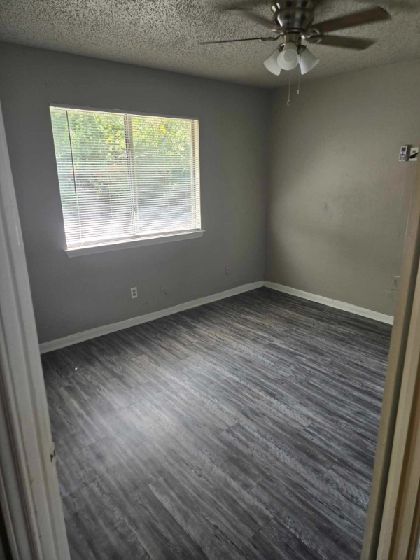 2406 S Laredo St - Photo 4 of 15