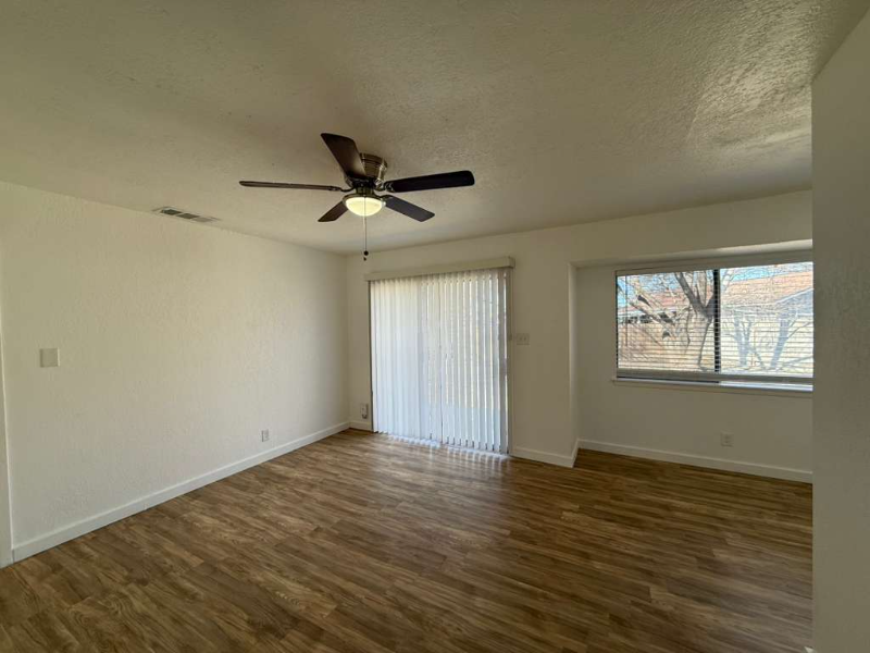 5419 Lake Grove Dr - Photo 4 of 20