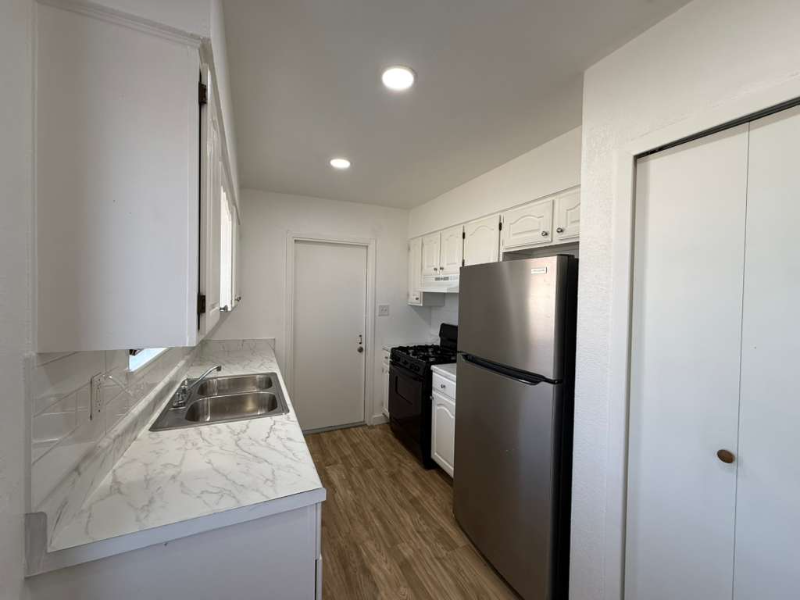 5419 Lake Grove Dr - Photo 6 of 20