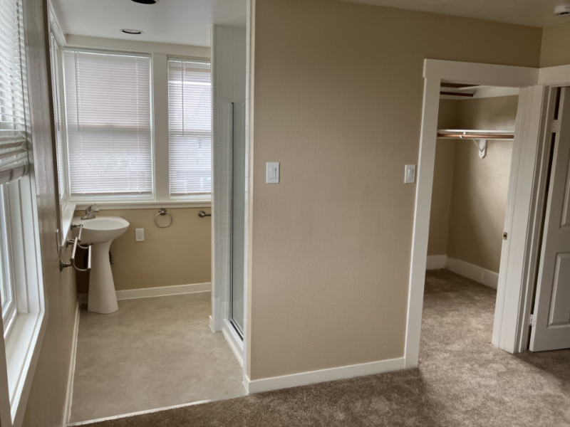 1526 Everett St #4 - Photo 7 of 13