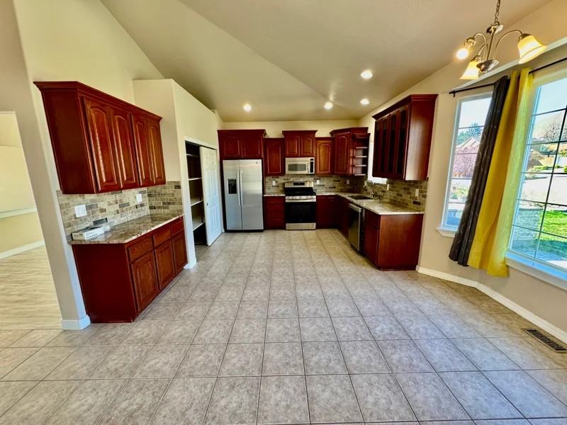 122 Erica Dr - Photo 7 of 18