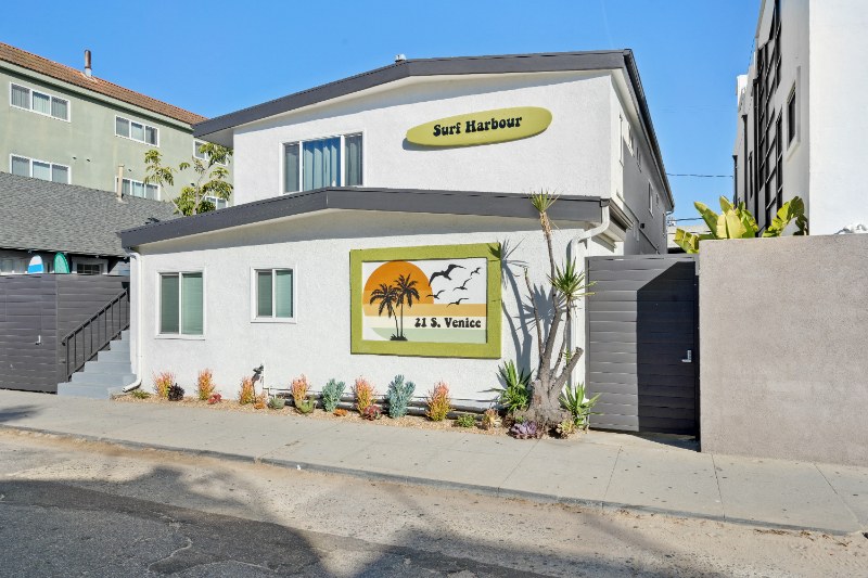 21 S Venice Blvd #4