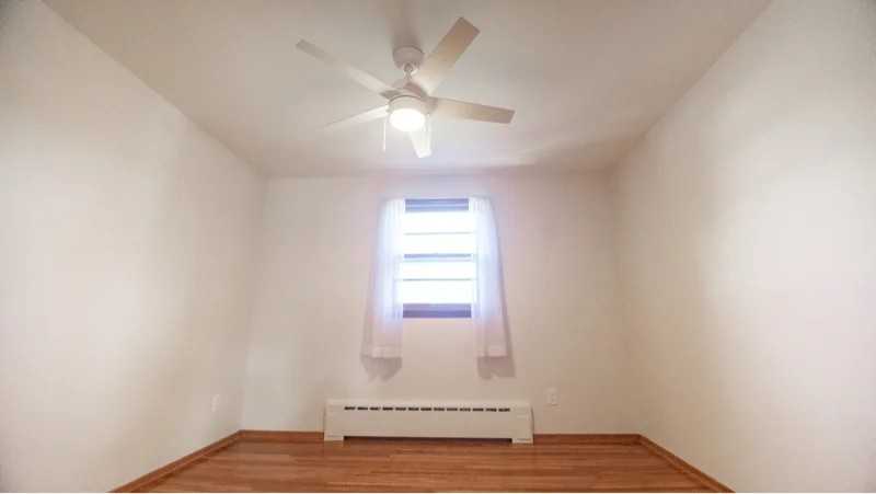 1402 Summit Ave - Photo 3 of 7