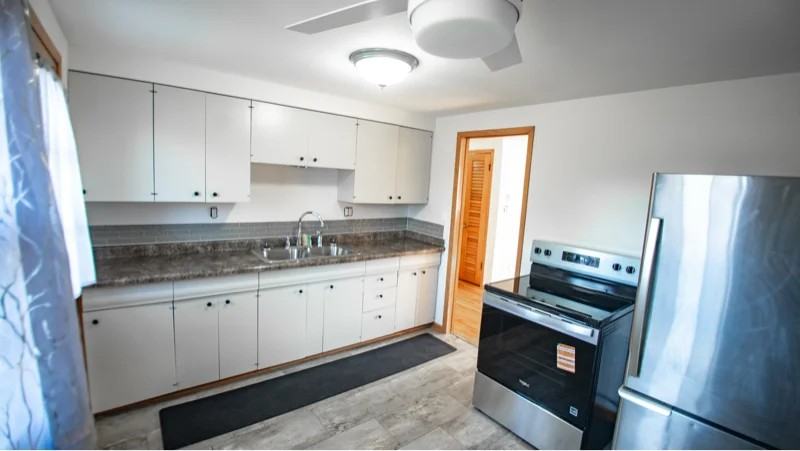 1402 Summit Ave - Photo 5 of 7