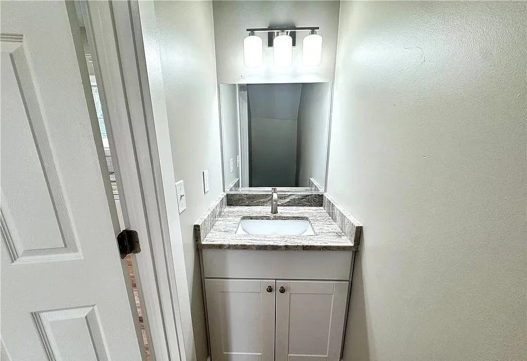 1130 W High St - Photo 3 of 14