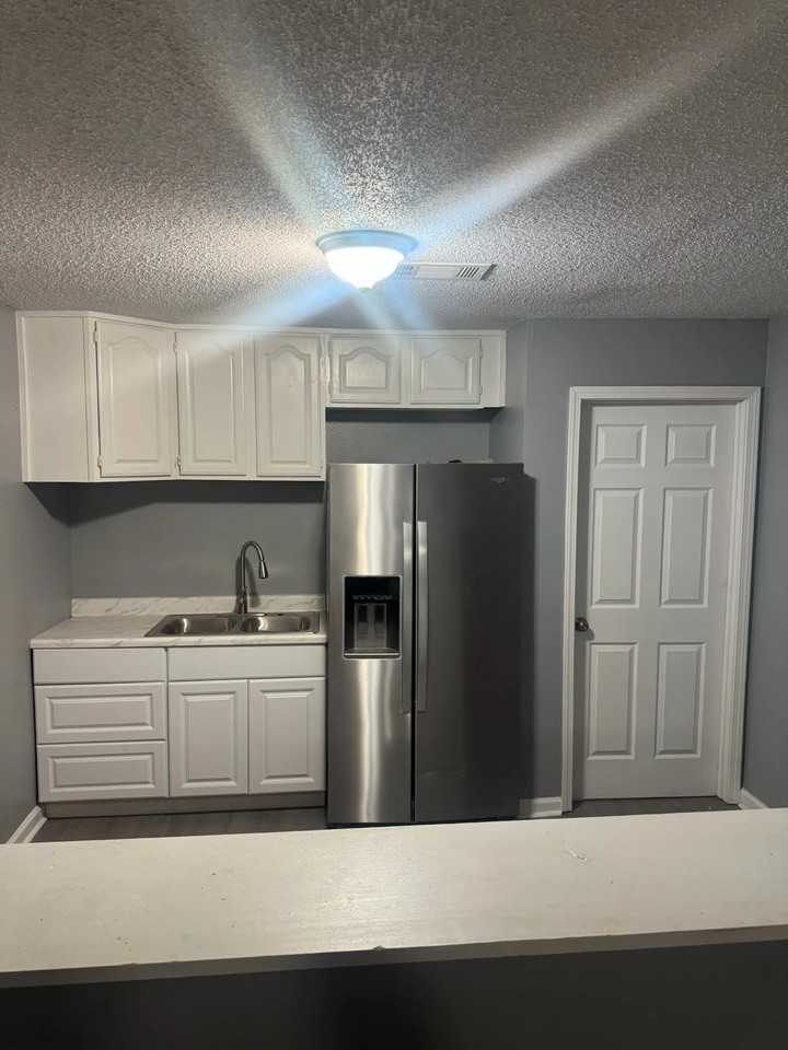 516 S Hennessey St - Photo 4 of 9