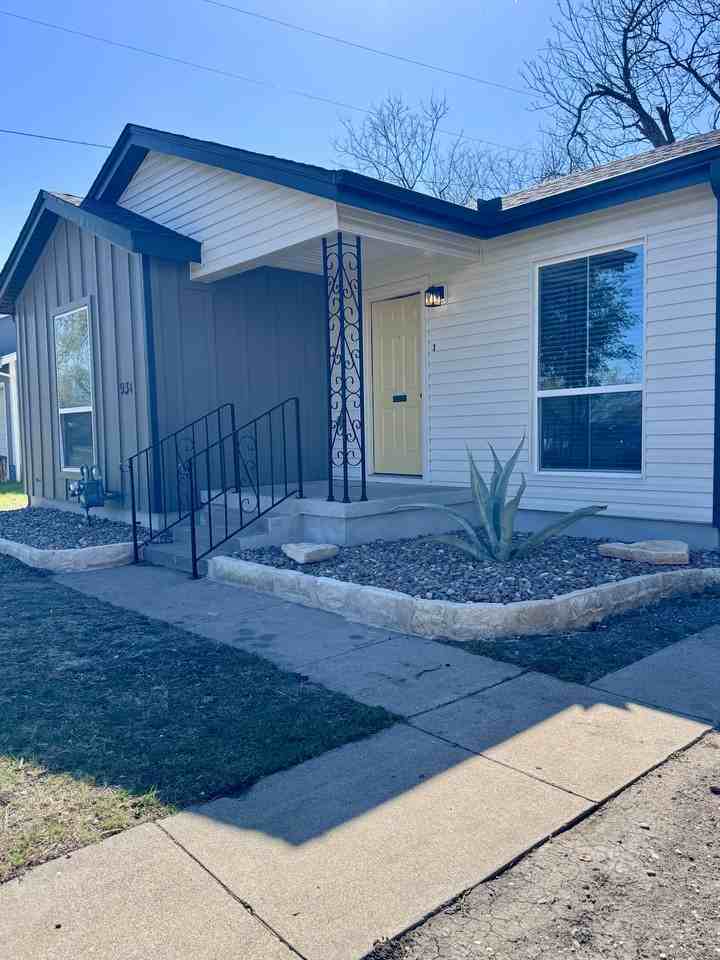 934 Erath Dr - Photo 3 of 13