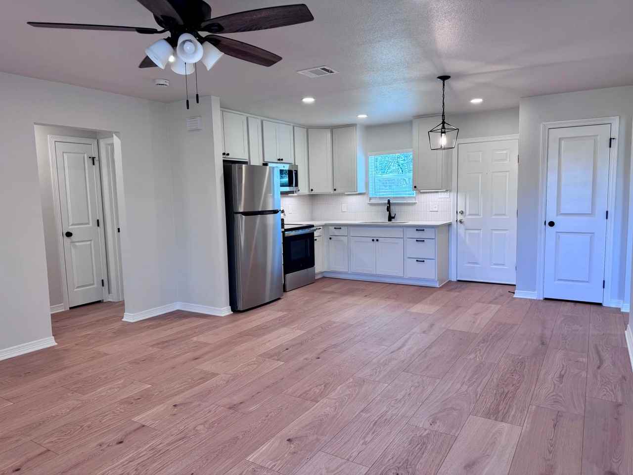 934 Erath Dr - Photo 5 of 13