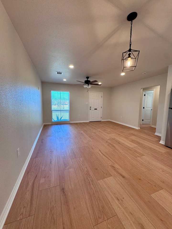 934 Erath Dr - Photo 7 of 13