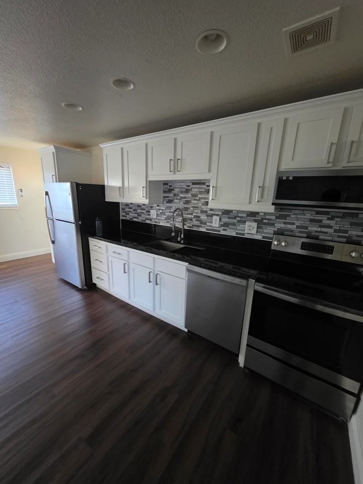 1203 Floyd Ave #B - Photo 2 of 8