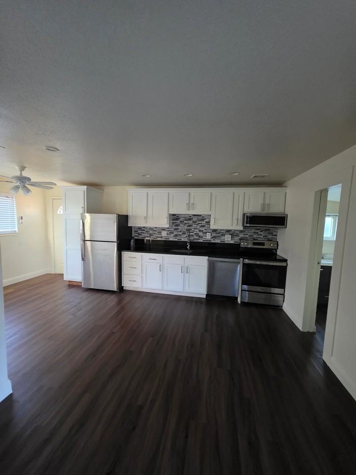 1203 Floyd Ave #B - Photo 3 of 8