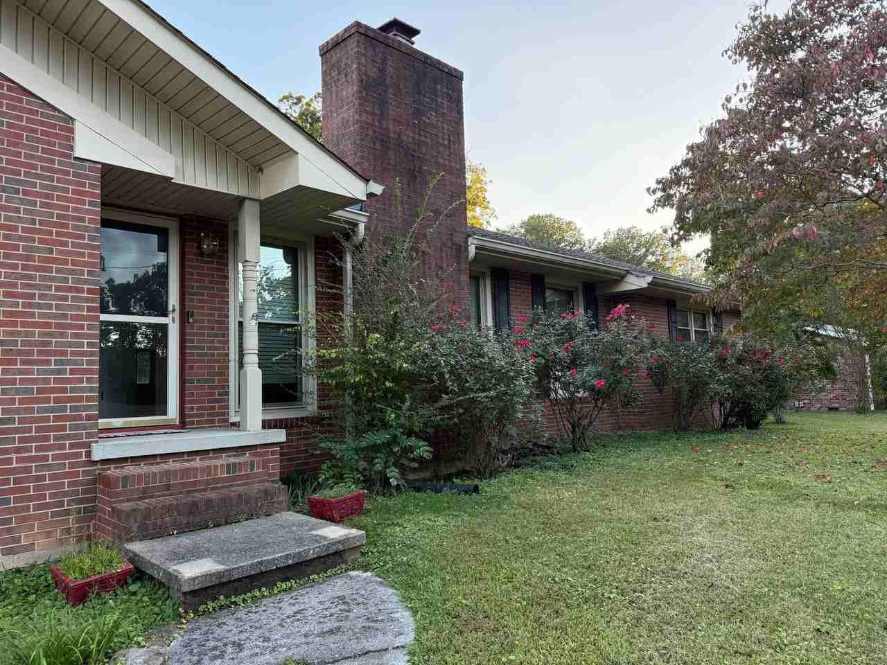 212 White Oak St - Photo 2 of 19