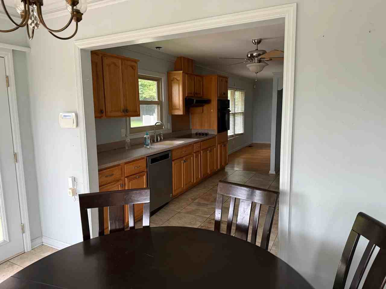 212 White Oak St - Photo 7 of 19