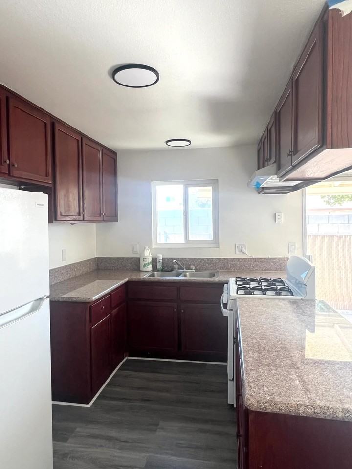 5125 Bandera St #E - Photo 4 of 7