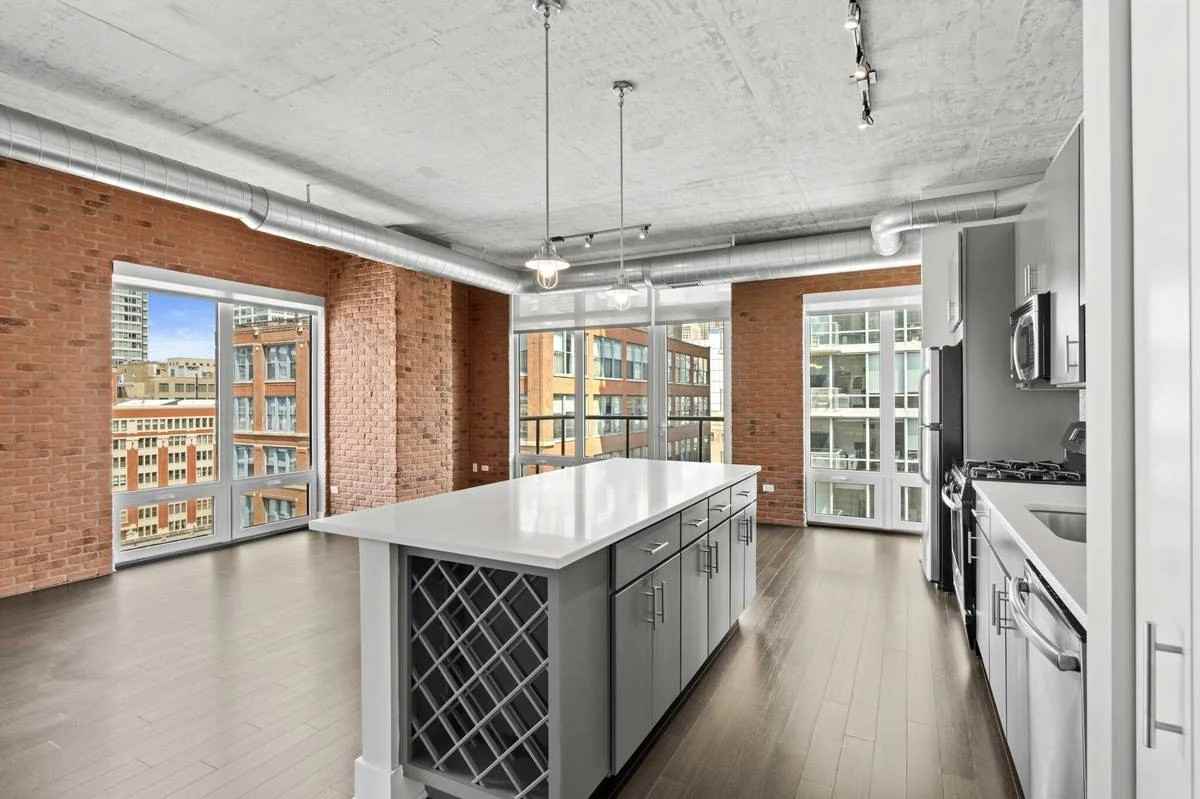 958 S Clark St - Photo 2 of 20