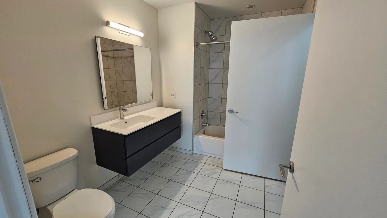 128 W Chicago Ave - Photo 7 of 8