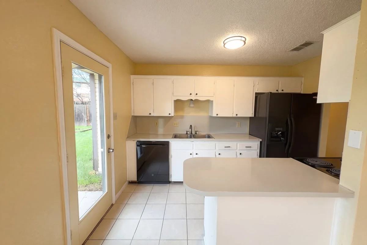 908 Hackberry St - Photo 2 of 10