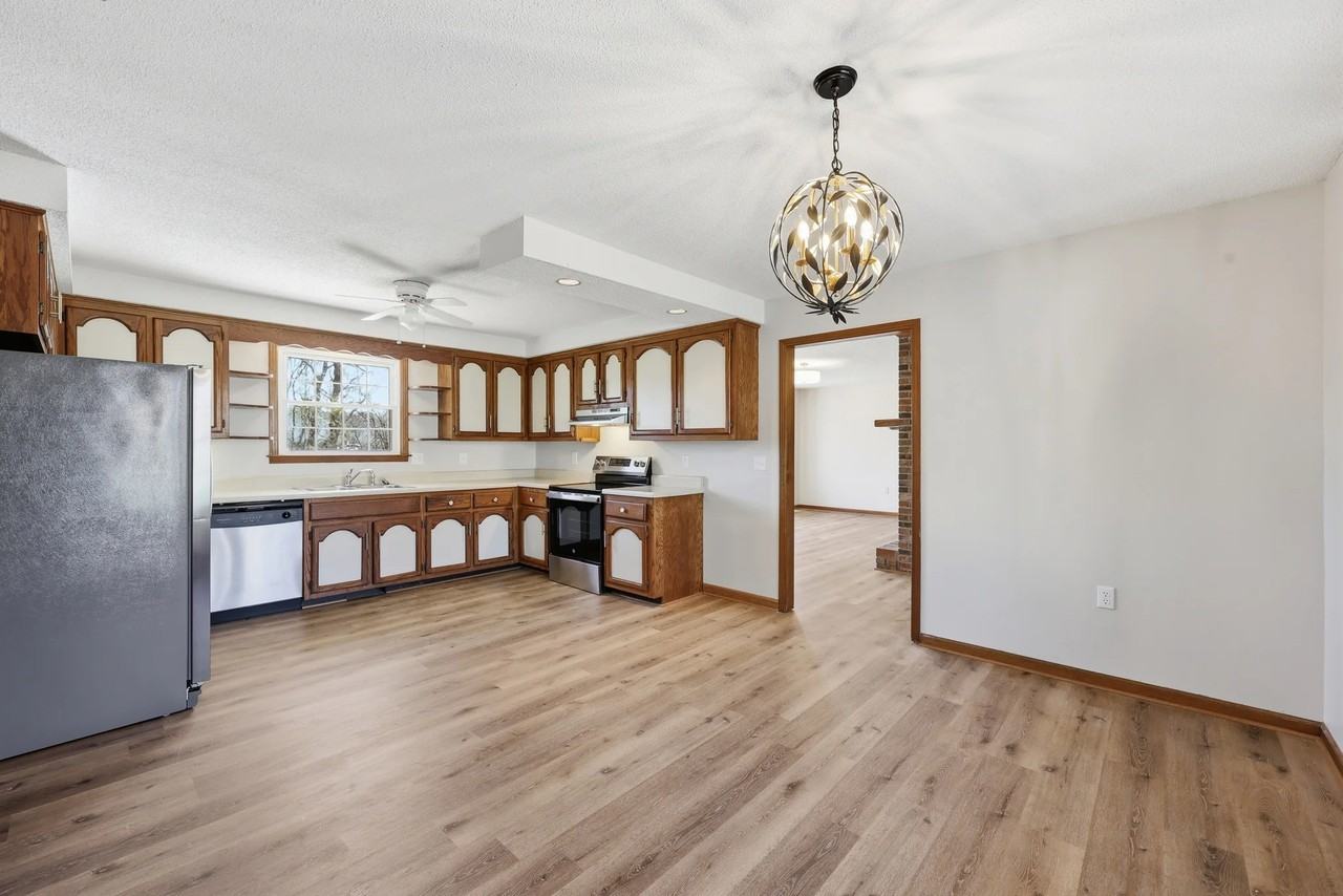 1325 Sun Valley Rd - Photo 3 of 20