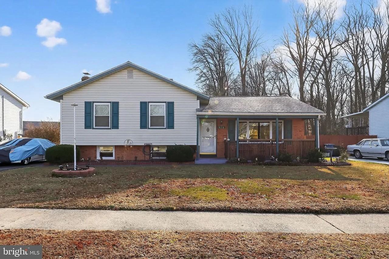 871 Broadfield Dr - Photo 2 of 16