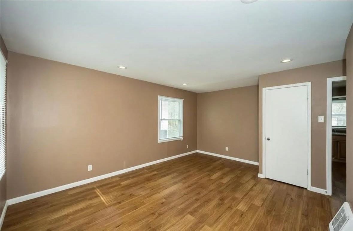 325 Caithness Rd - Photo 2 of 10