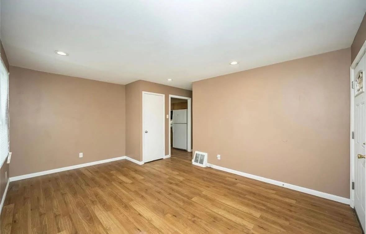 325 Caithness Rd - Photo 3 of 10