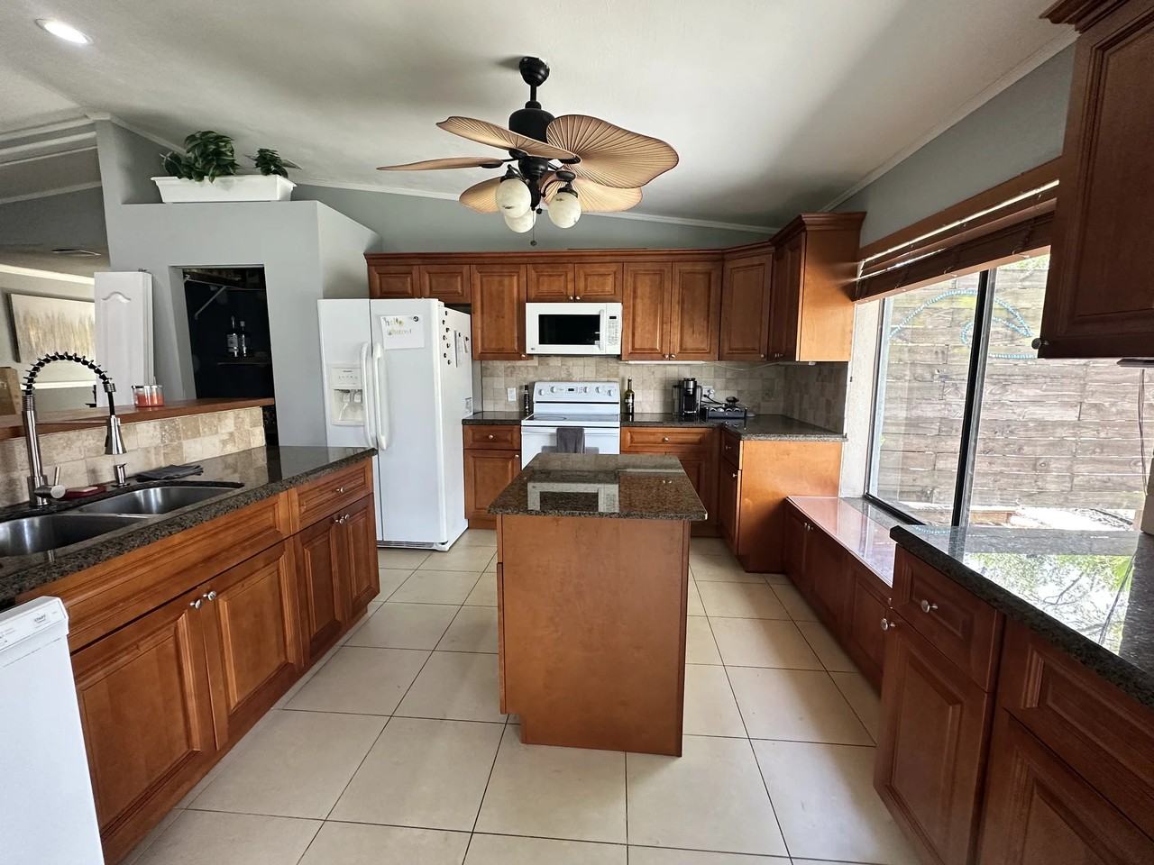 963 Nw 89th Ave - Photo 5 of 22