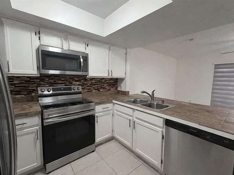 2428 Summerfield Pl - Photo 3 of 14