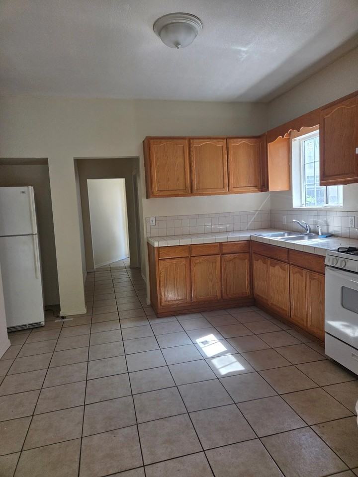 1940 New England St - Photo 3 of 4