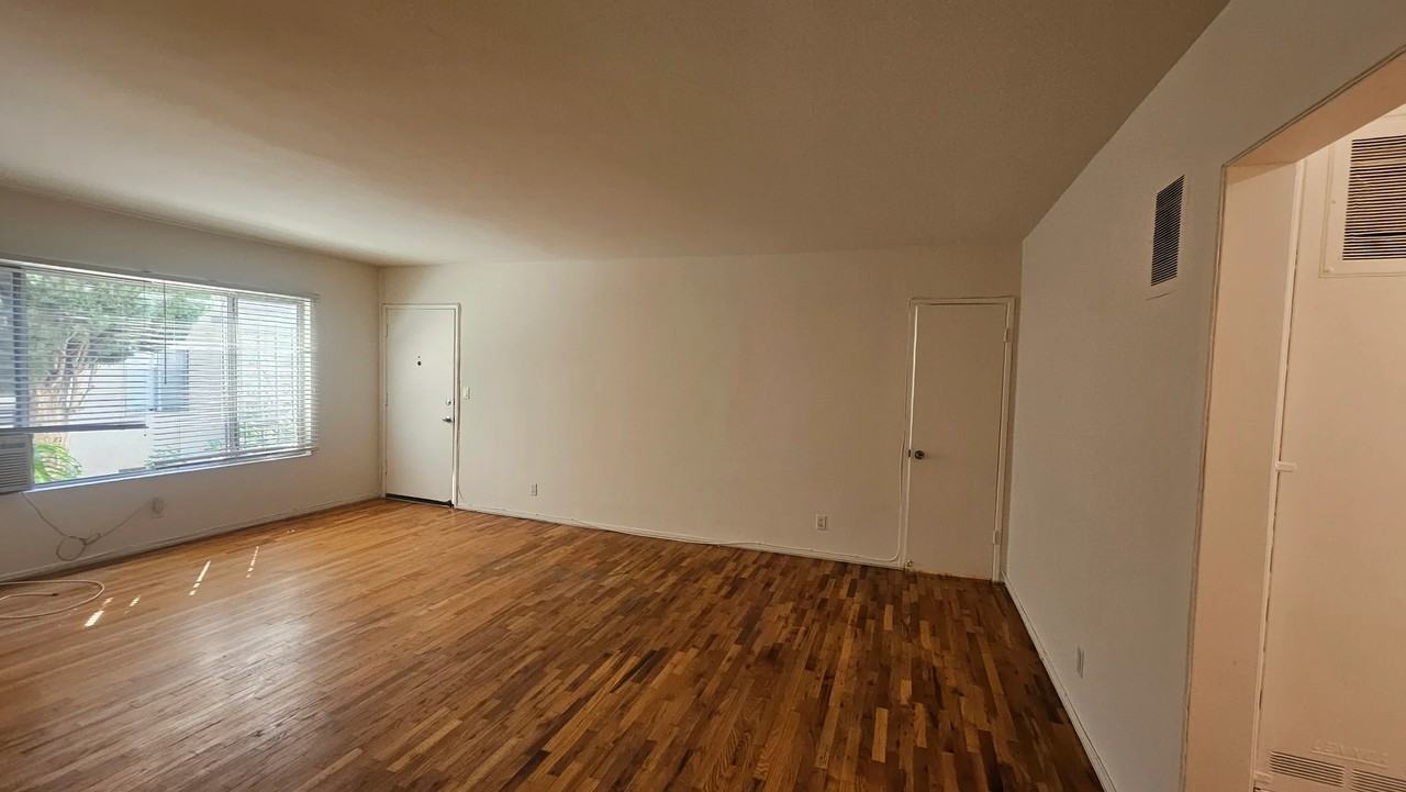 618 N Hayworth Ave #3 - Photo 5 of 15