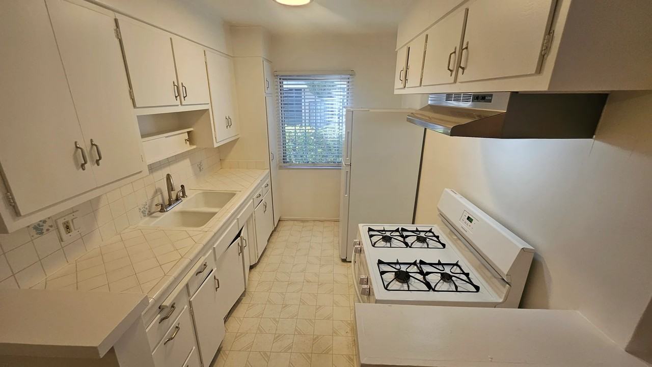 618 N Hayworth Ave #3 - Photo 7 of 15