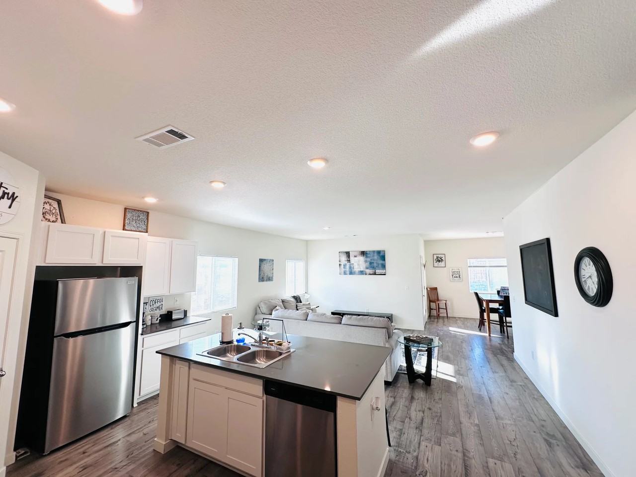 950 Kathryn Ct - Photo 3 of 20