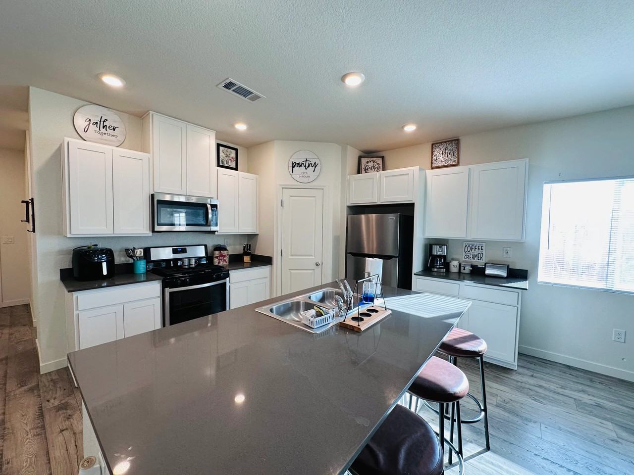 950 Kathryn Ct - Photo 4 of 20