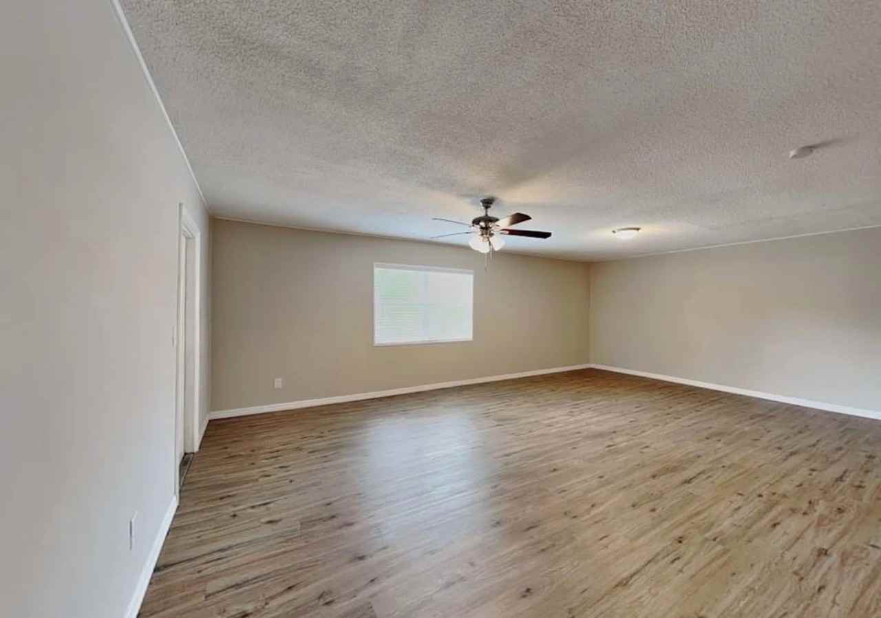 1704 Newton St - Photo 2 of 11