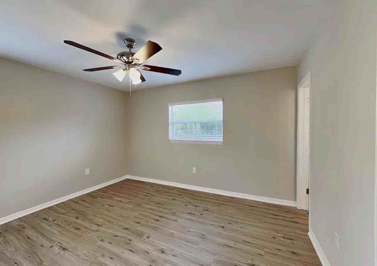 1704 Newton St - Photo 3 of 11