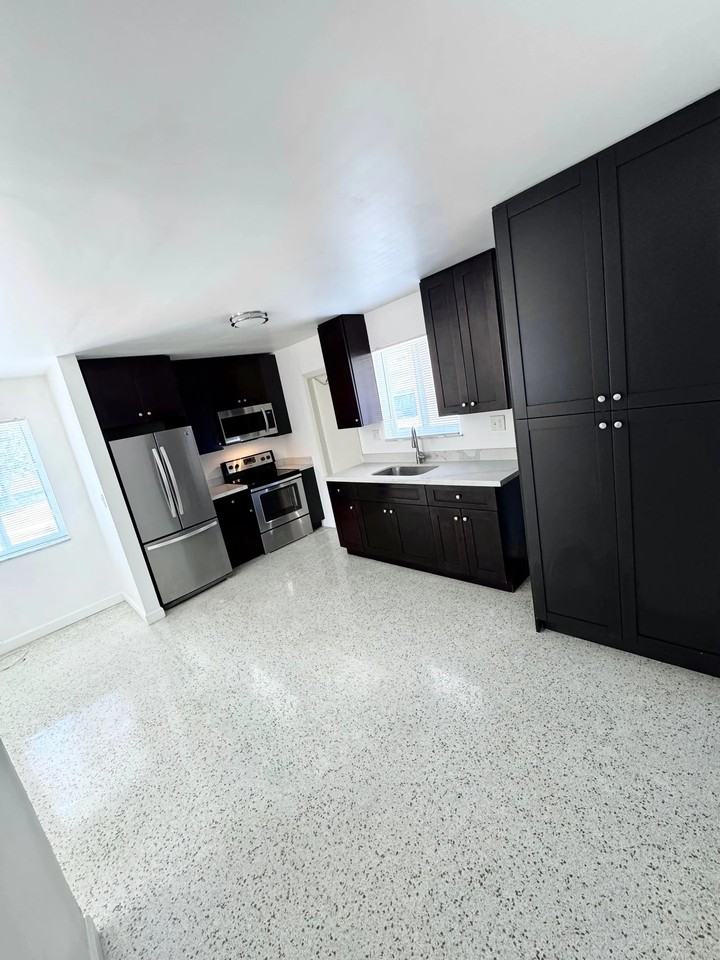 627 W 17th St #627 - Photo 4 of 10