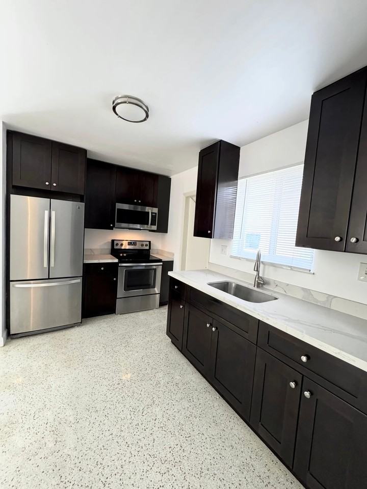 627 W 17th St #627 - Photo 5 of 10