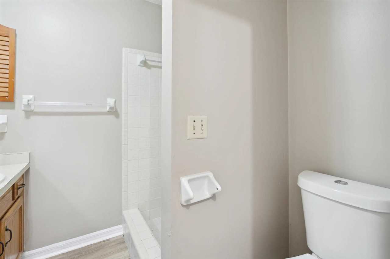 511 Sw 69th St #C - Photo 4 of 9