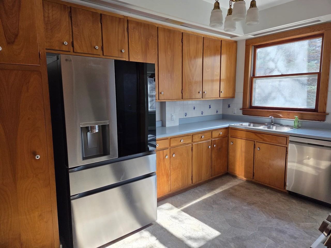 511 W 1st St - Photo 4 of 10