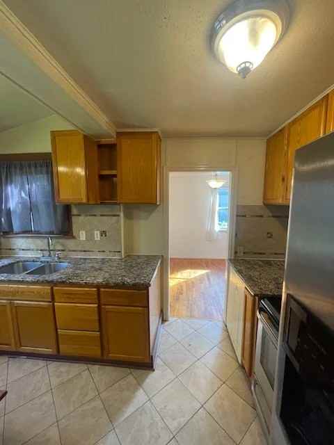 119 125th St E - Photo 3 of 11