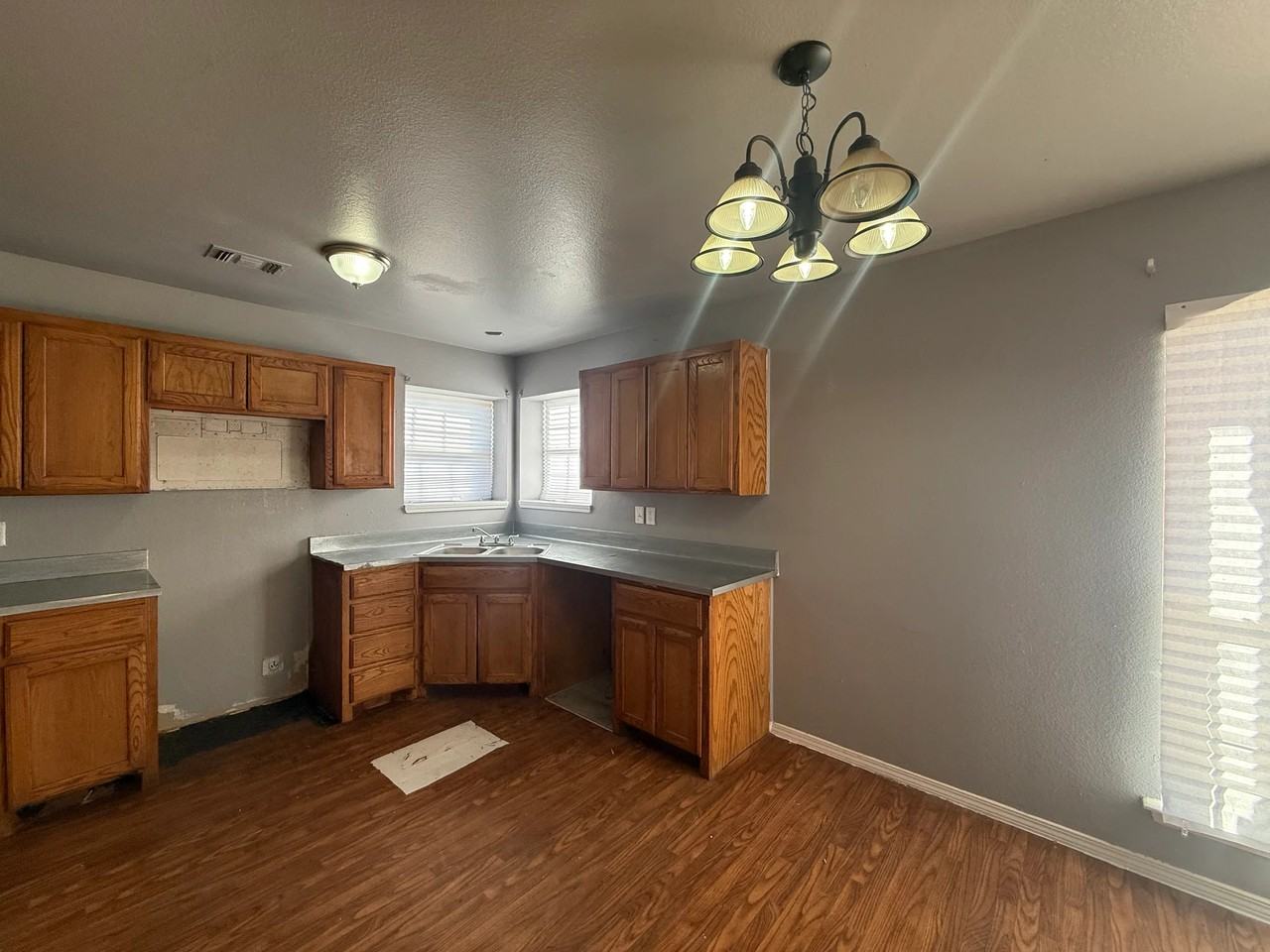 1306 N Arthur St - Photo 4 of 9