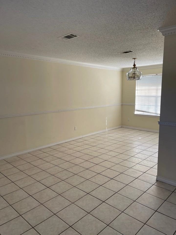 17935 Great Glen Dr - Photo 2 of 4